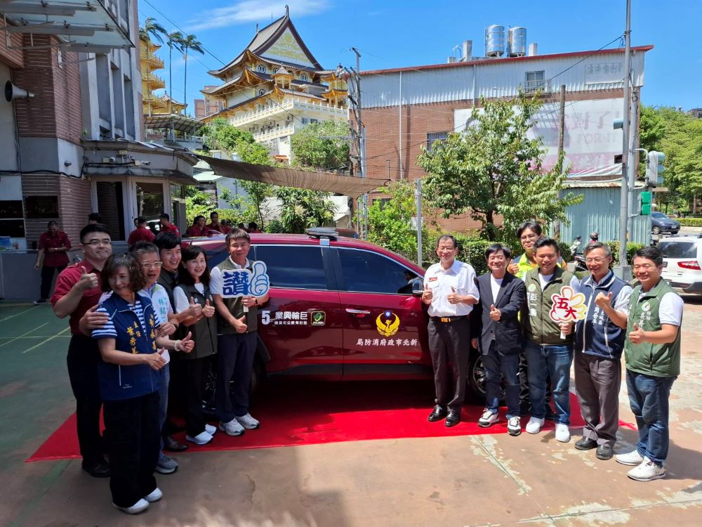 《圖說》捐贈典禮與災情勘查勤務車合影。〈消防局提供〉