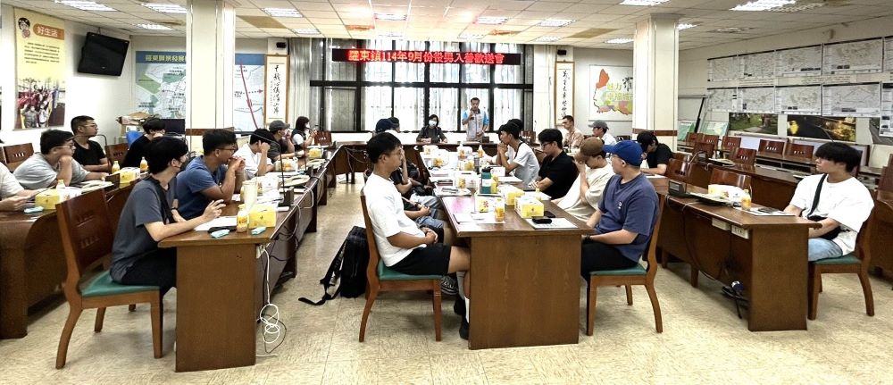 與徵屬有約 宜蘭軍服站詳說明注意事項 1 《圖說》宜蘭縣軍人服務站長何中南出席羅東鎮公所「與徵屬有約-新兵入營座談會」,為役男與徵屬說明宣導服役應注意事項。〈宜蘭軍服站提供〉
