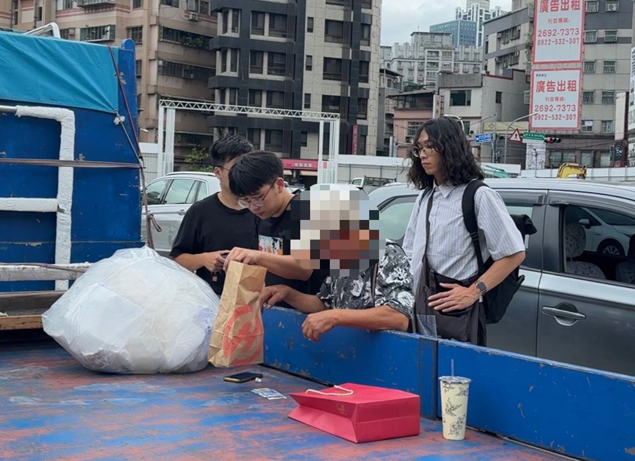 從美國騙到台灣 海山警逮公益贈書假投資車手 2 《圖說》陳姓車手被埋伏員警當場逮捕。〈海山分局提供〉