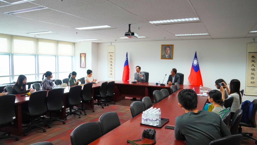 %E8%87%BA%E5%8C%97%E5%B8%82%E5%AE%A2%E5%A7%94%E6%9C%83%E4%B8%BB%E5%A7%94%E5%90%B3%E6%96%87%E5%BE%B7%E7%8E%87%E5%9C%98%E6%8B%9C%E6%9C%83%E9%A7%90%E6%96%B0%E5%8A%A0%E5%9D%A1%E8%87%BA%E5%8C%97%E4%BB%A3%E8%A1%A8%E8%99%95%EF%BC%8C%E6%8E%A8%E5%BB%A3%E5%85%A8%E7%90%83%E5%AE%A2%E5%AE%B6%E4%B8%B2%E6%B5%81%E8%A8%88%E7%95%AB%EF%BC%8C%E4%BF%83%E9%80%B2%E5%AE%A2