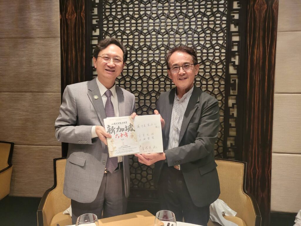 11位臺北客家青年大使出訪新加坡 進行客家文化交流開啟青年對談 8 %E9%A7%90%E6%98%9F%E4%BB%A3%E8%A1%A8%E7%AB%A5%E6%8C%AF%E6%BA%90%E8%87%B4%E8%B4%88%E6%96%B0%E6%9B%B8%E3%80%8A%E6%96%B0%E5%8A%A0%E5%9D%A1%E5%85%AD%E5%8D%81%E5%B9%B4%E3%80%8B%E4%BA%88%E5%8C%97%E5%B8%82%E5%AE%A2%E5%A7%94%E6%9C%83%E4%B8%BB%E5%A7%94%E5%90%B3%E6%96%87%E5%BE%B7%EF%BC%8C%E5%BC%B7%E5%8C%96%E8%87%BA%E6%98%9F%E5%AE%A2%E5%AE%B6%E6%96%87%E5%8C%96