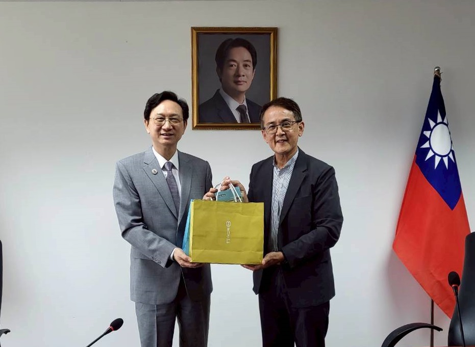 11位臺北客家青年大使出訪新加坡 進行客家文化交流開啟青年對談 9 %E9%A7%90%E6%98%9F%E4%BB%A3%E8%A1%A8%E7%AB%A5%E6%8C%AF%E6%BA%90%E8%88%87%E5%8C%97%E5%B8%82%E5%AE%A2%E5%A7%94%E6%9C%83%E4%B8%BB%E5%A7%94%E5%90%B3%E6%96%87%E5%BE%B7%E6%9C%83%E6%99%A4%EF%BC%8C%E4%BA%A4%E6%B5%81%E5%AE%A2%E5%AE%B6%E6%96%87%E5%8C%96%E4%B8%A6%E6%8E%A8%E5%8B%95%E8%87%BA%E6%98%9F%E5%90%88%E4%BD%9C