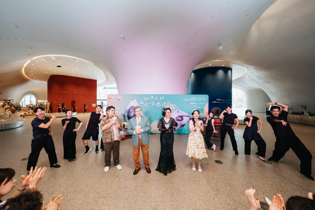 2025 NTT%E5%8A%87%E9%99%A2%E5%B1%95%E9%96%8B%E3%80%8A%E5%A6%82%E6%9E%9C%E8%83%BD%E5%A4%A0%EF%BC%8C%E5%86%8D%E5%94%B1%E4%B8%80%E9%A6%96%E8%80%81%E6%83%85%E6%AD%8C2.0%E3%80%8B %E6%BC%94%E5%93%A1%E8%88%87%E6%AD%8C%E9%9A%8A%E5%9C%A8%E8%A8%98%E8%80%85%E6%9C%83%E4%B8%8A%E6%BC%94%E5%94%B1%E3%80%88%E5%A2%93%E4%BB%94%E5%9F%94%E4%B9%9F%E6%95%A2%E5%8E%BB%E3%80%89%EF%BC%8C%E5%B0%87%E5%A4%A7%E5%AE%B6%E5%B8%B6%E5%9B%9E60%E5%B9%B4%E4%BB%A3%E7%8F%BE%E5%A0%B4 %C2%A9%E8%87%BA%E4%B8%AD%E5%9C%8B%E5%AE%B6%E6%AD%8C%E5%8A%87%E9%99%A2%EF%BC%8C%E6%94%9D%E5%BD%B1%EF%BC%9A%E6%9E%97%E5%B3%BB%E6%B0%B8