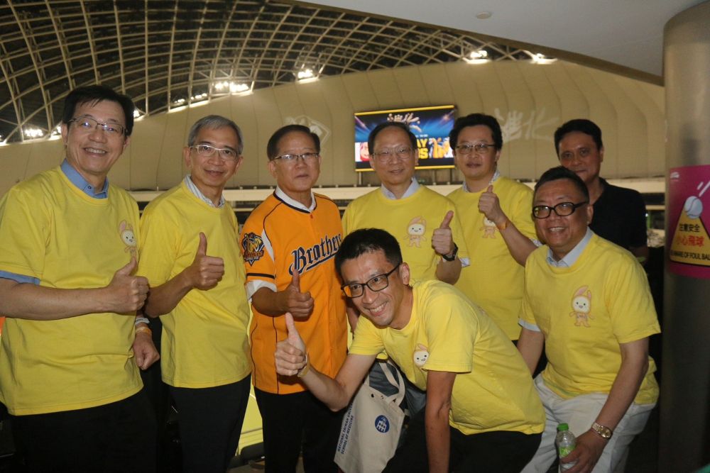 中信兄弟盼鼓舞臺大醫院病友 重獲新生球迷熱血應援 2 《圖說》中信育樂董事長陳國恩(後排左3)、臺大醫院發言人陳彥元(後排右2)、臺大醫院品質管理中心虞希禹主任(後排左1)、臺大醫院兒童醫院李旺祚院長(後排右3)、臺大醫院癌醫分院徐志宏副院長(後排左2)、臺大醫院雲林分院王植賢副院長(前排左1)一同合照。〈中信育樂提供〉