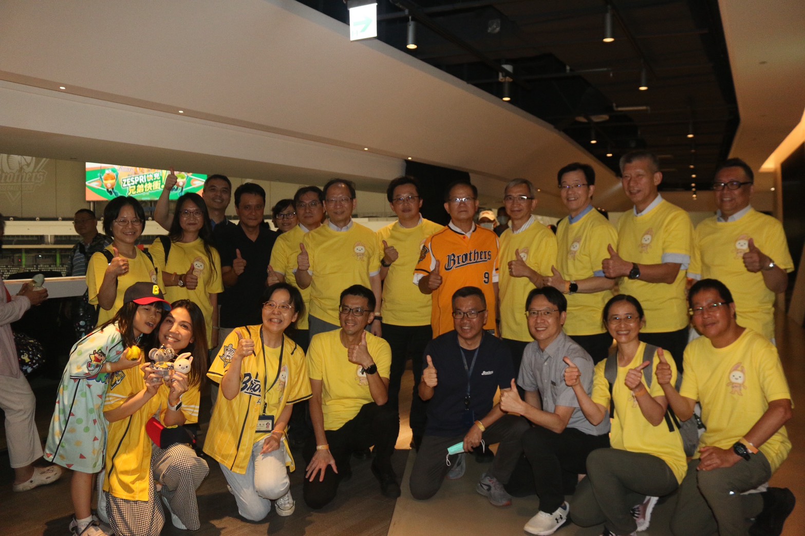 中信兄弟盼鼓舞臺大醫院病友 重獲新生球迷熱血應援 3 《圖說》中信育樂董事長陳國恩(後排圖中橘衣)、臺大醫院發言人陳彥元(後排圖中左1)、臺大醫院器官勸募暨移植中心陳益祥主任(後排右2)、臺大醫院品質管理中心虞希禹主任(後排右3)、臺大醫院兒童醫院李旺祚院長(後排圖中左2)、臺大醫院癌醫分院徐志宏副院長(後排圖中右4)、臺大醫院雲林分院王植賢副院長(前排左4)、臺大醫院心臟血管外科黃書健主任(後排圖中左3)替醫護同仁加油打氣。〈中信育樂提供〉