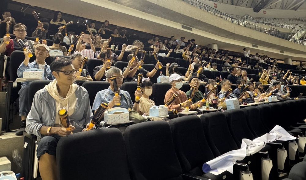 中信兄弟盼鼓舞臺大醫院病友 重獲新生球迷熱血應援 4 《圖說》臺大醫院病友開心替中信兄弟應援。〈中信育樂提供〉