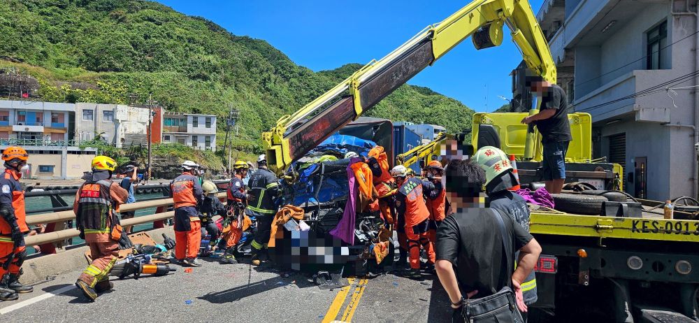 瑞芳連環撞3人受困 新北消雙軌機制爭取傷者生機 1 《圖說》新北市瑞芳區台2線今日發生連環車禍新北消立即啟動「醫院雙軌」派遣機制,全力搶救受困傷患。〈消防局提供〉