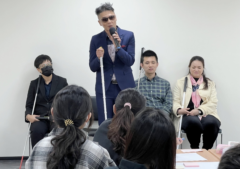 ▲黑暗工作坊體驗-培訓師引導說明。(圖/黑暗對話提供)