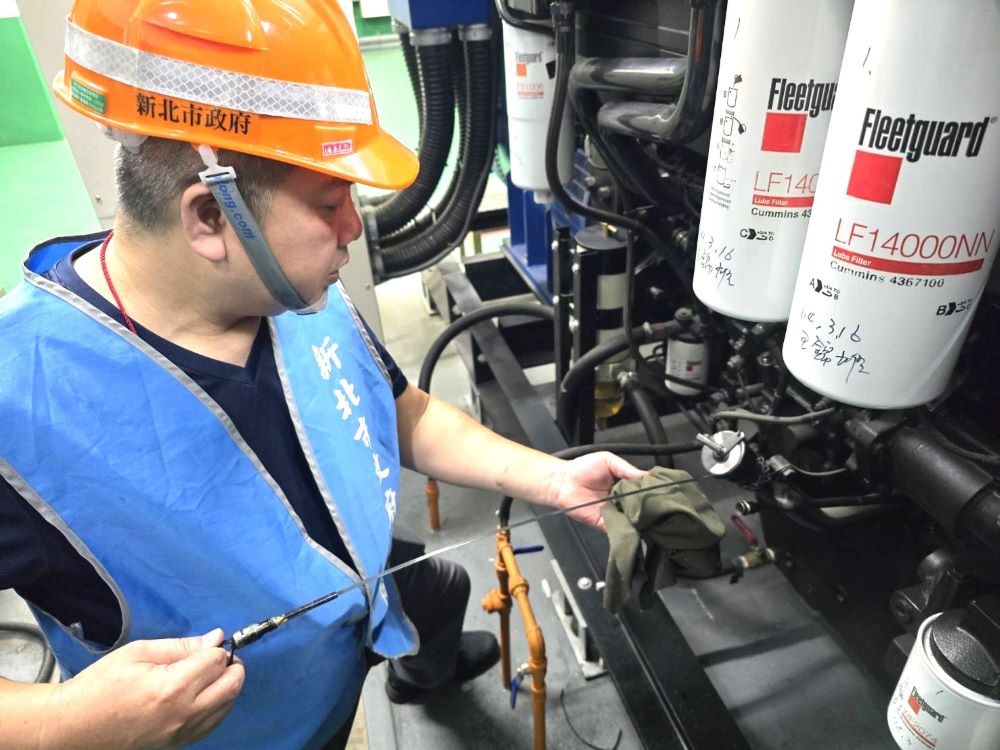 《圖說》抽水站人員進行試抽前設備檢查。〈水利局提供〉