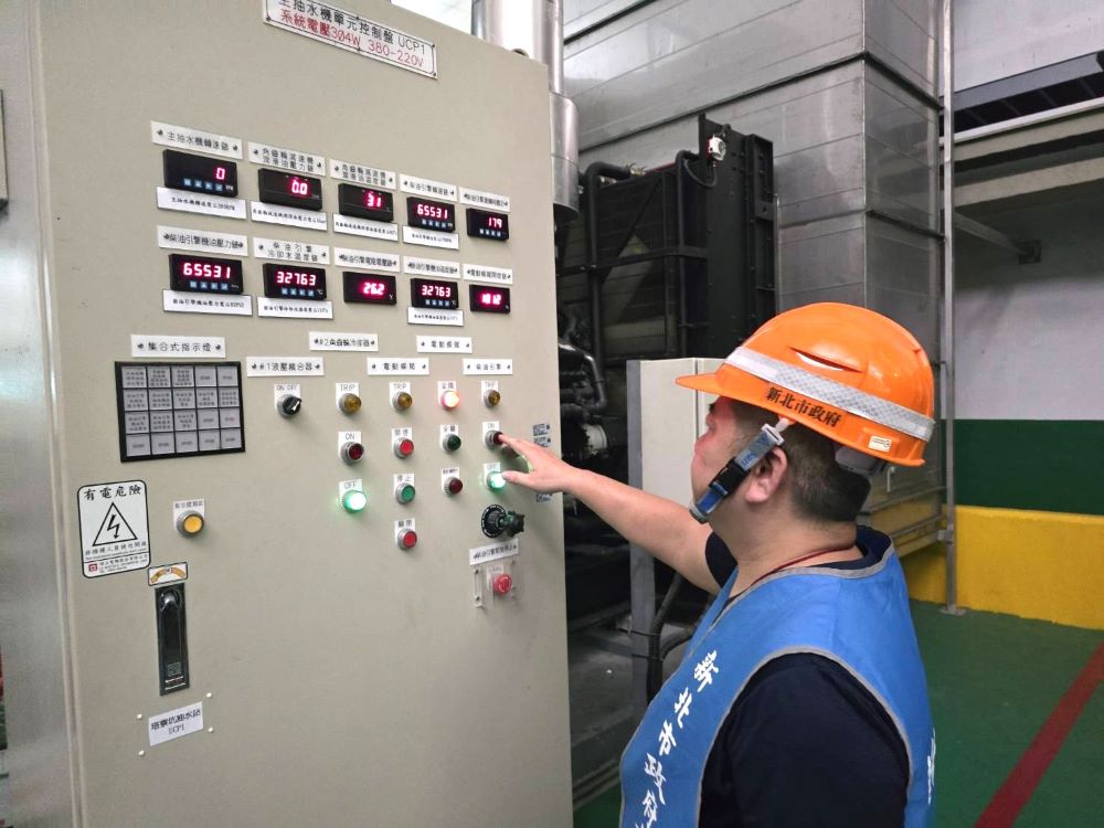 《圖說》抽水站人員操作抽水機的控制盤，以啟動機組。〈水利局提供〉