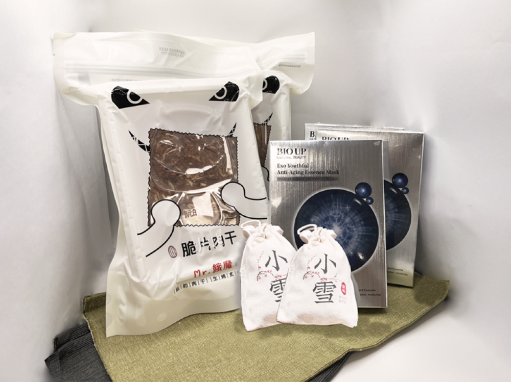 《圖說》「閒閒放鬆包」，包含阮的肉干產業館的脆片肉紙、玉美人孕婦裝觀光工廠的節氣好YUN香隨束口袋以及自然美生技觀光工廠的凝時之泌抗老奇蹟面膜，一盒滿足療癒與自我享受的慢活體驗。〈經發局提供〉