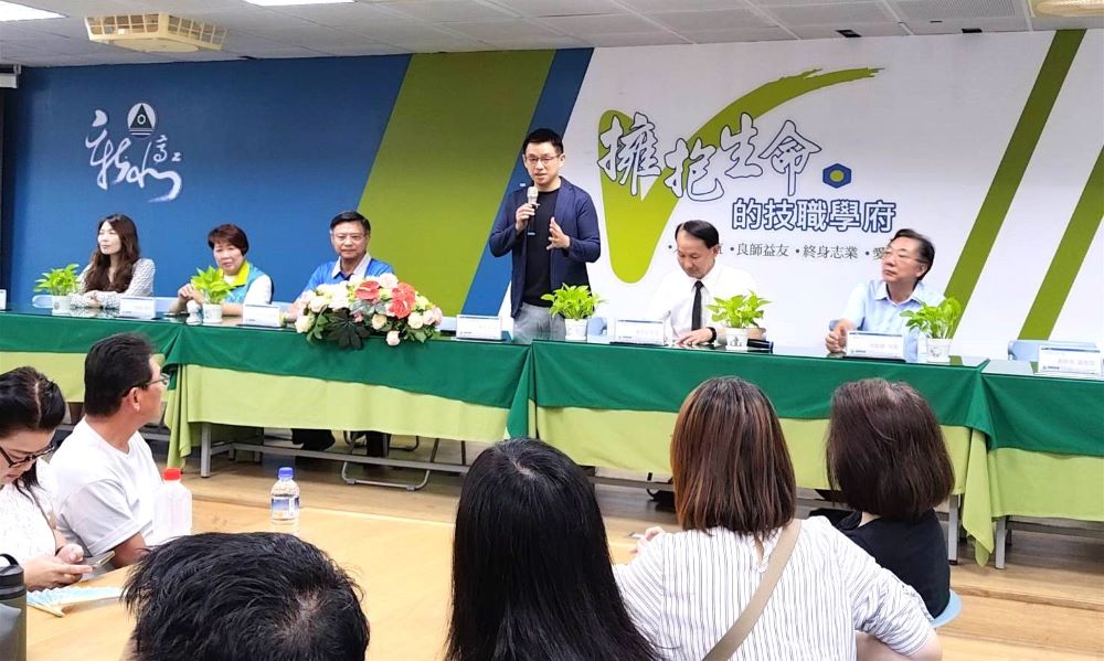 共探技職未來 新北教育局媒合國中教師適性宣導 2 《圖說》育林國中教師體驗活動熱烈展開,教育局技職科長江彥廷與會致詞。〈新北高工提供〉