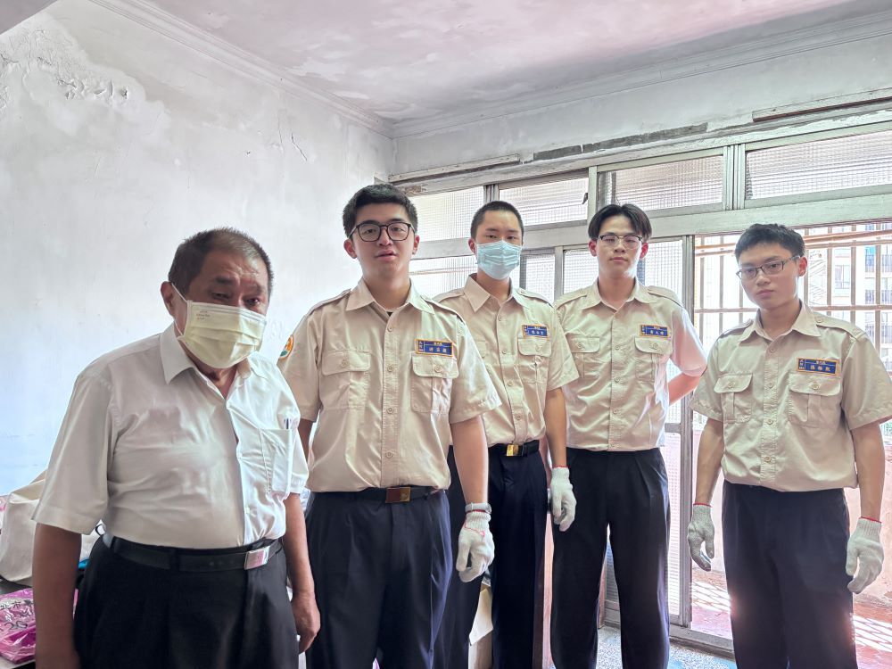 《圖說》林口區公所今日協同役男至李伯伯家清潔打掃。〈林口公所提供〉