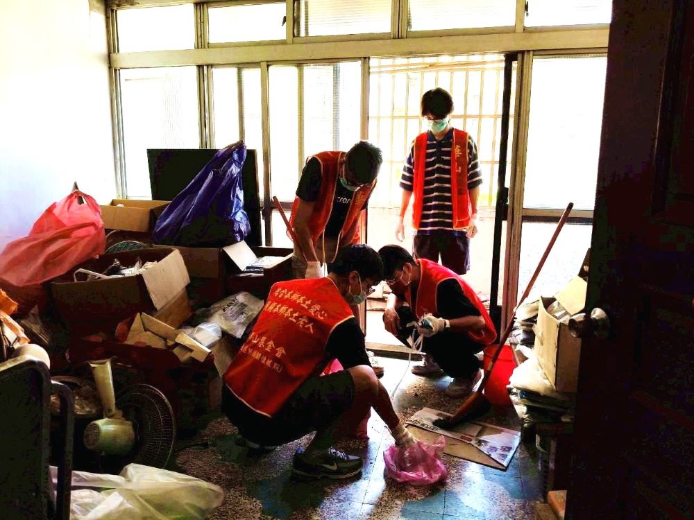 《圖說》華山基金會志工團隊同步協助整理伯伯長年累月的居家物品。〈林口公所提供〉