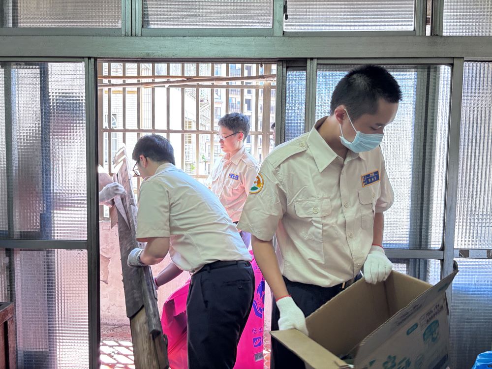 《圖說》今日4名役男童心協力清潔獨老家居環境，讓伯伯安心還屋入住機構。〈林口公所提供〉