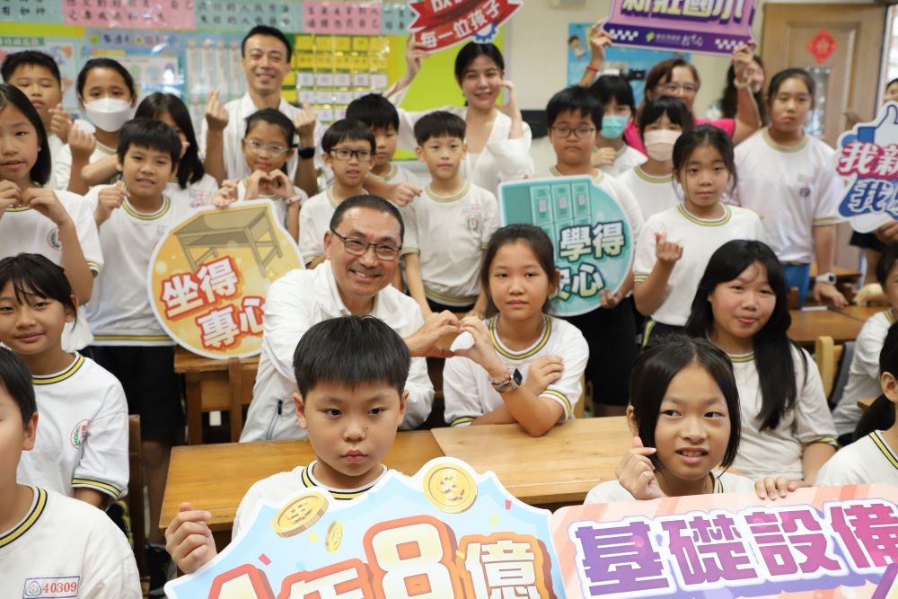 《圖說》新北市新莊國小今日舉辦返校日，市長承諾孩子打造安全、舒適與健康的學習環境。〈教育局提供〉