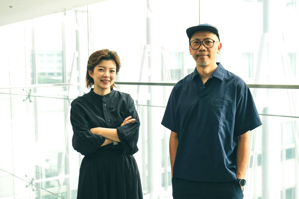 「黑令旗」顛覆傳統 新北客家義民爺文化祭主視覺亮相 1 《圖說》客家局長劉冠吟與洋蔥設計創辦人黃家賢,共同為客家傳統祭典詮釋出嶄新模樣。〈客家局提供〉