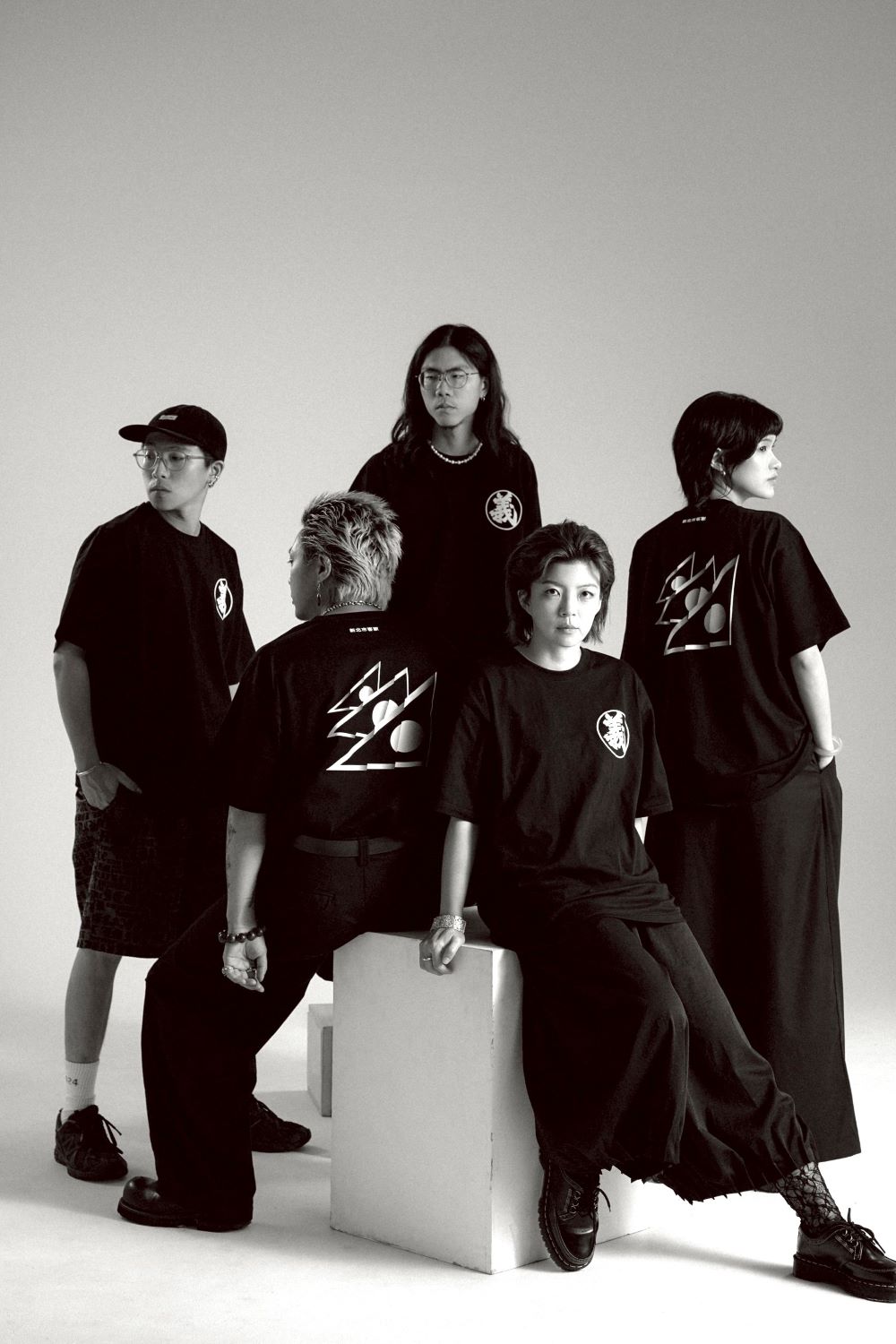 「黑令旗」顛覆傳統 新北客家義民爺文化祭主視覺亮相 2 《圖說》跳脫以往的鮮明色彩,讓工作同仁以黑令旗的「黑色」出現,化身當年保護家園的義民。〈客家局提供〉