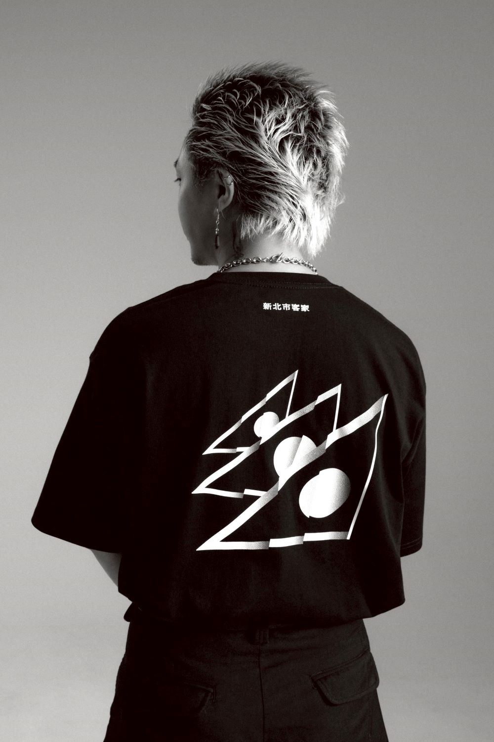 「黑令旗」顛覆傳統 新北客家義民爺文化祭主視覺亮相 4 《圖說》以今年義民祭的主視覺「黑令旗」延伸製作而成的工作服。〈客家局提供〉