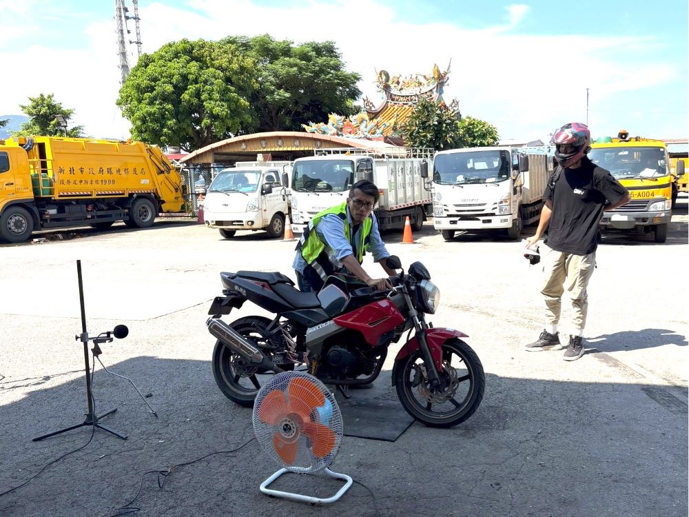《圖說》機車噪音檢測。〈環保局提供〉