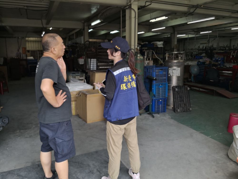 《圖說》新北市透過公安小組跨局處合作聯合稽查改裝排氣管工廠。〈環保局提供〉