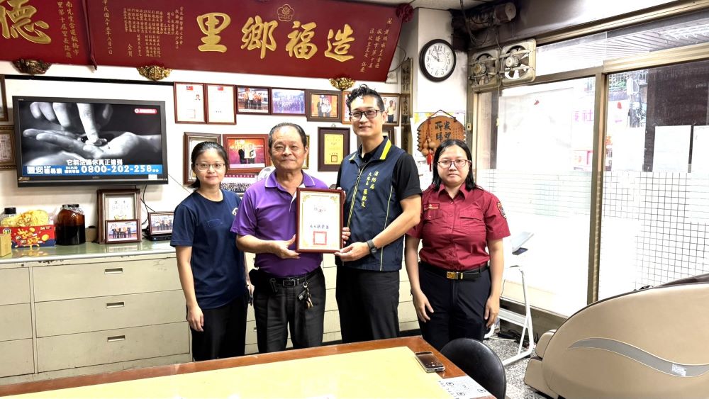 新北消感謝第一時間救災里長、暖心送餐宜甜飯包 1 《圖說》新北消感謝溪北里長黃炳南第一時間立即通報消防局,並投入協助疏散與救災工作,右二第一大隊長羅凱文。〈第一大隊提供〉