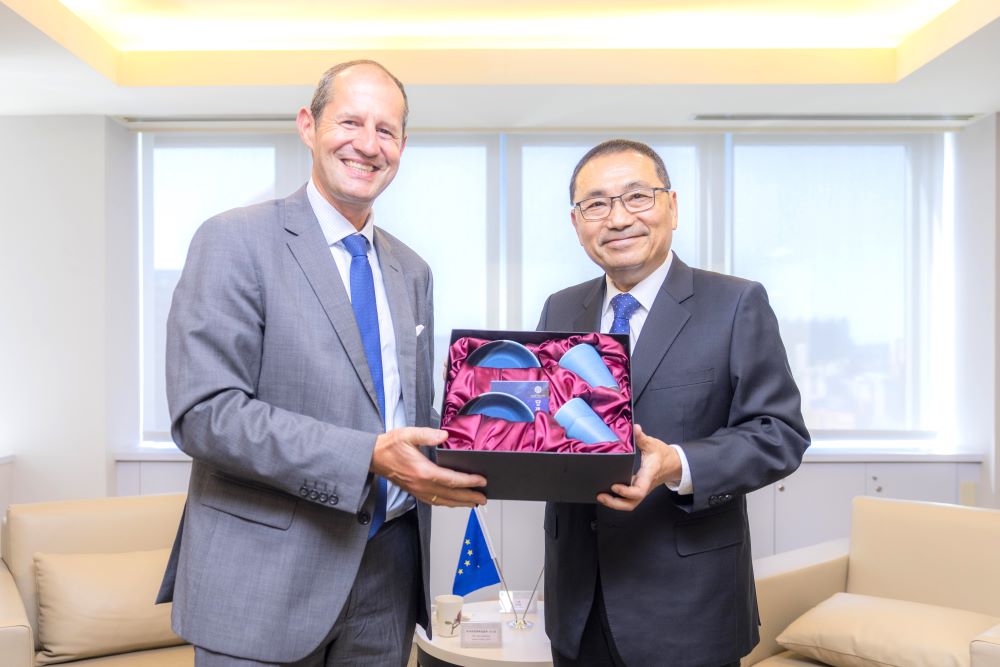 《圖說》侯友宜市長致贈鶯歌陶瓷給谷力哲處長。〈秘書處提供〉