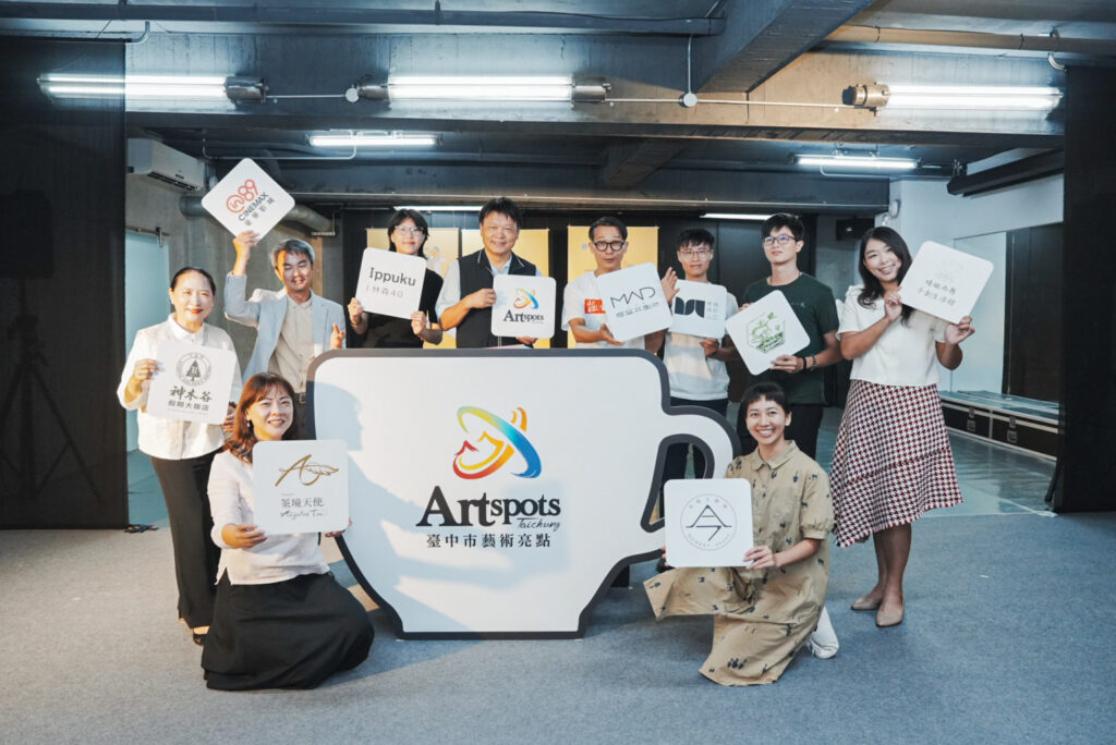 各具特色精采 中市再添9家藝術亮點 1 %E5%A4%A7%E5%AE%B6%E9%96%8B%E5%BF%83%E6%8B%BF%E8%B1%A1%E5%BE%B5%E8%97%9D%E6%96%87%E7%B9%BD%E7%B4%9B%E7%9A%84%E6%A3%89%E8%8A%B1%E7%B3%96%E5%90%88%E5%BD%B1