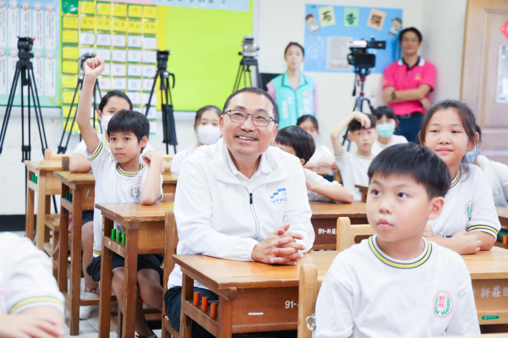 %E6%96%B0%E5%8C%97%E5%B8%82%E6%96%B0%E8%8E%8A%E5%9C%8B%E5%B0%8F%E8%BE%A6%E7%90%86%E8%BF%94%E6%A0%A1%E6%97%A5%EF%BC%8C%E6%96%B0%E5%8C%97%E5%B8%82%E9%95%B7%E4%BE%AF%E5%8F%8B%E5%AE%9C%E5%88%B0%E6%A0%A1%E5%92%8C%E5%90%8C%E5%AD%B8%E4%B8%80%E8%B5%B7%E7%82%BA%E9%96%8B%E5%AD%B8%E5%81%9A%E6%BA%96%E5%82%99