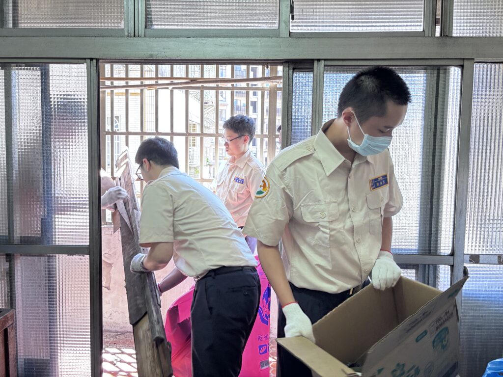 4%E5%90%8D%E5%BD%B9%E7%94%B7%E7%AB%A5%E5%BF%83%E5%8D%94%E5%8A%9B%E6%B8%85%E6%BD%94%E7%8D%A8%E8%80%81%E5%AE%B6%E5%B1%85%E7%92%B0%E5%A2%83%EF%BC%8C%E8%AE%93%E4%BC%AF%E4%BC%AF%E5%AE%89%E5%BF%83%E9%82%84%E5%B1%8B%E5%85%A5%E4%BD%8F%E6%A9%9F%E6%A7%8B