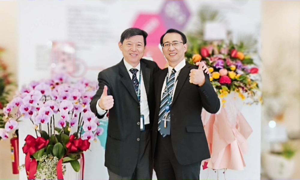 ▲翰科教育執行長林皓昱（左）與翰科實驗教育機構李之法校長（右），於林口翰科教育大樓啟用典禮上共同揭牌。