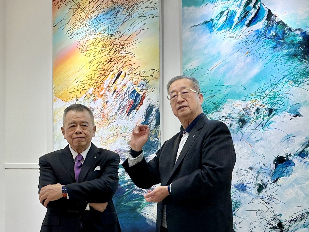 藝術走入生活 清威酒藏跨界謝義錩神山近作特展登場 1 ▲藝術家 謝義錩(左)、清威酒藏董事長 張慶清跨界合作。(圖/業者提供)