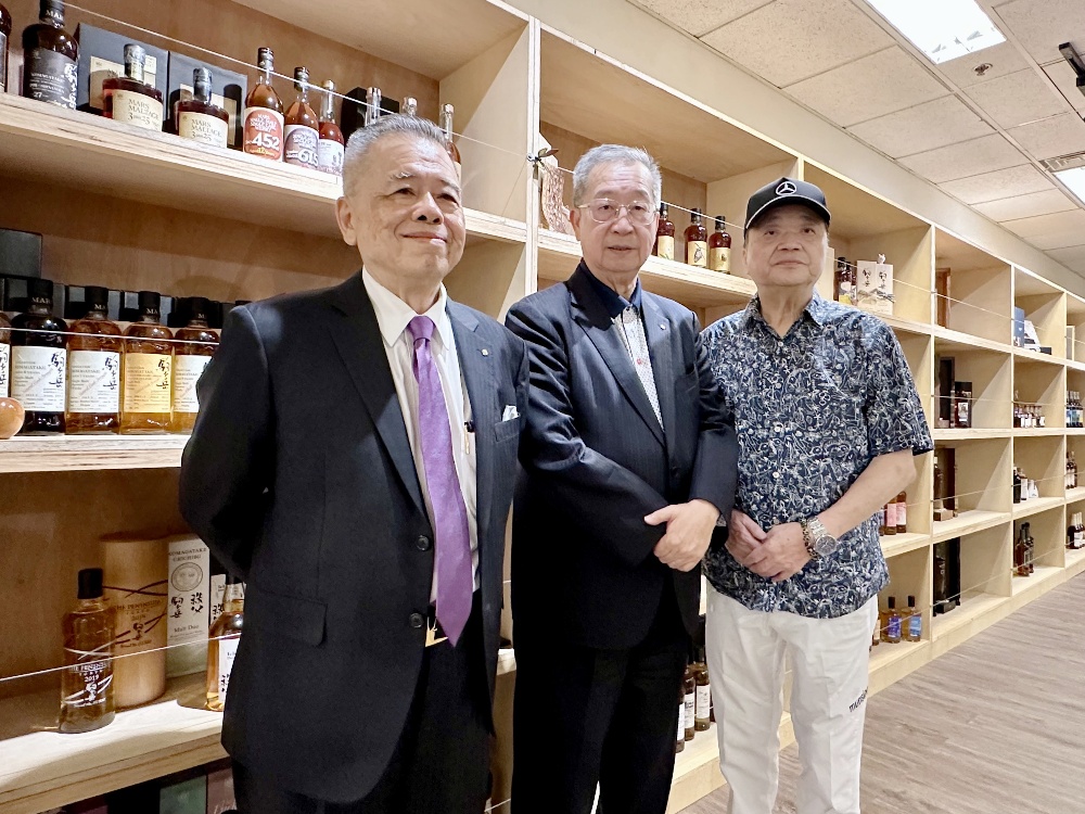 藝術走入生活 清威酒藏跨界謝義錩神山近作特展登場 2 ▲ (左起)藝術家謝義錩、清威酒藏董事長張慶清、名緯集團董事長唐錦祥於8/29日謝義錩神山特展開幕酒會合影。(圖/業者提供)