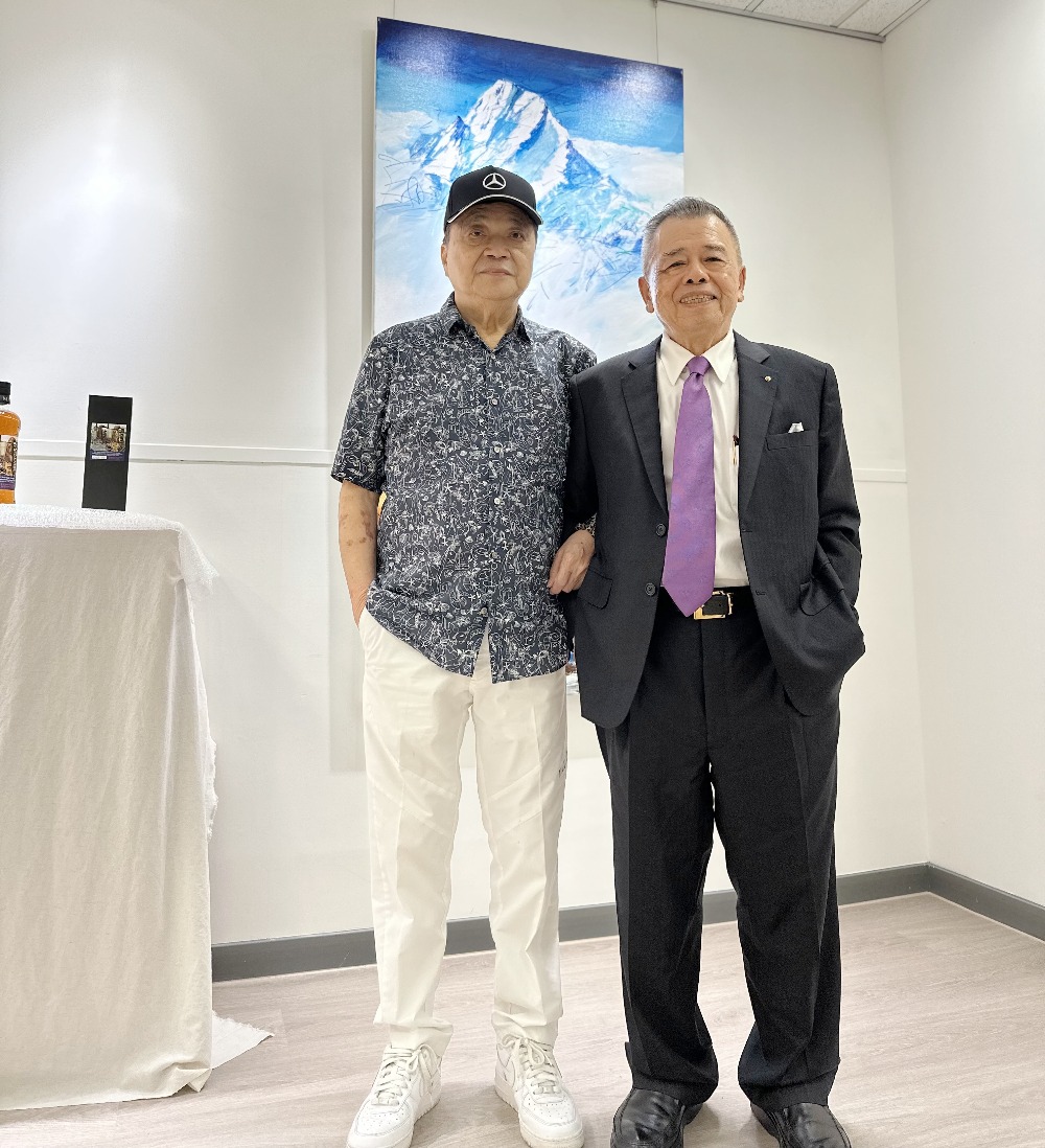 藝術走入生活 清威酒藏跨界謝義錩神山近作特展登場 3 ▲名緯集團董事長唐錦祥(左)於謝義錩神山特展開幕酒會中合影。(圖/業者提供)