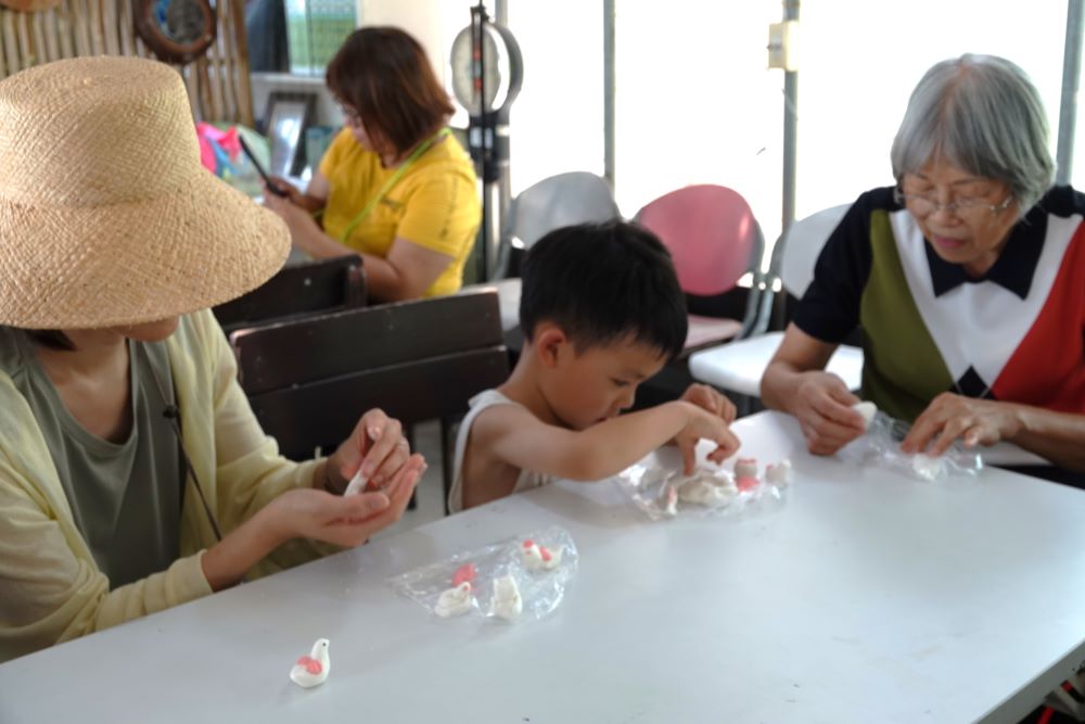 英國藝術家裝置設計 新北忠寮農再社區生生不息好蒔光 3 《圖說》民眾體驗手作傳統米食-雞母狗。〈農業局提供〉