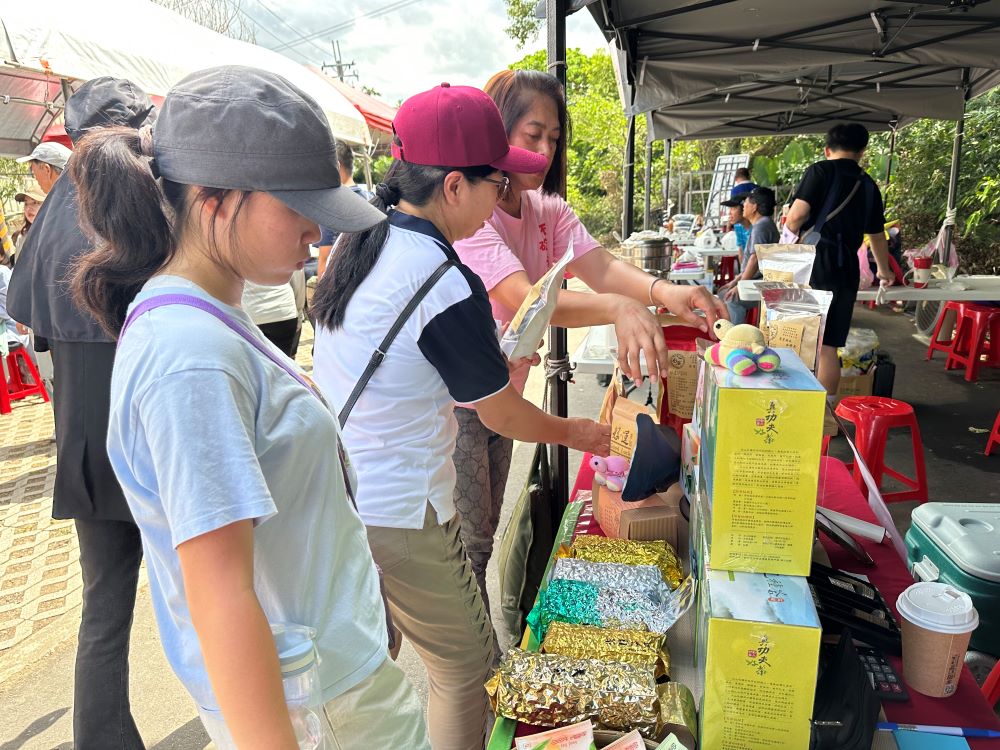 英國藝術家裝置設計 新北忠寮農再社區生生不息好蒔光 4 《圖說》農村再生社區特色園遊會。〈農業局提供〉