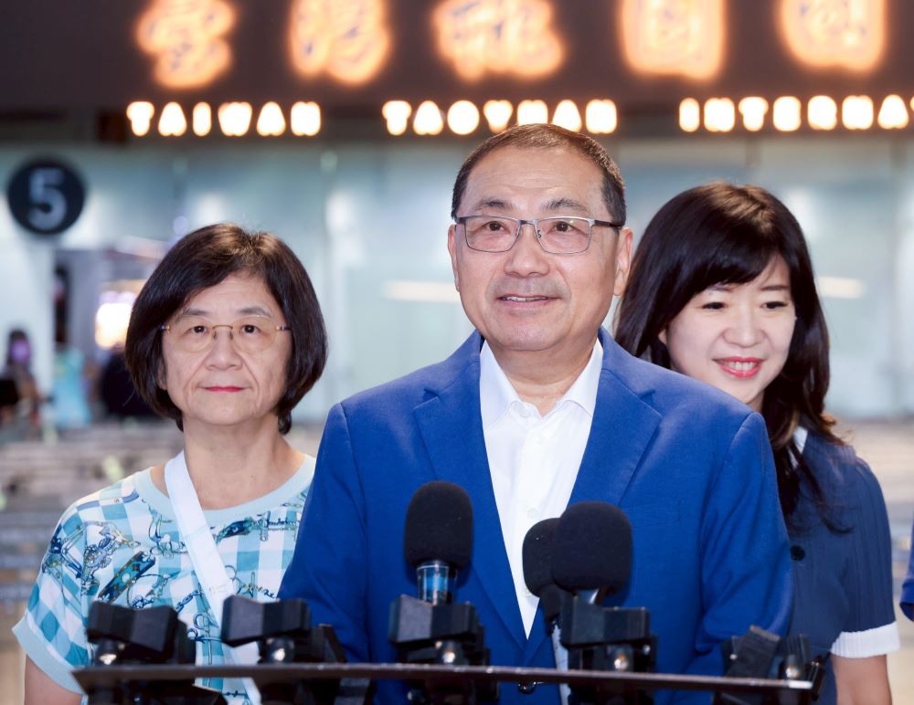 取經科技、創新、傳產 侯友宜出訪荷奧捷 1 《圖說》侯友宜市長於桃園國際機場第二航廈出境大廳談出訪核心,為科技、創新跟傳產三個方向,左一衛生局長陳潤秋、右一經發局長盛筱蓉。〈新聞局提供〉