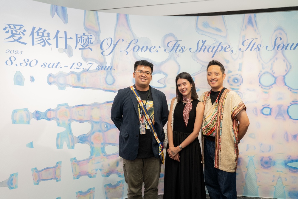 ▲參展藝術家合照（由左至右）：Daong Cinceng 拉蓊・進成、Sutipau Tjaruzaljum 陳亮、Vava Isingkaunan 簡志霖。(圖/主辦單位提供)