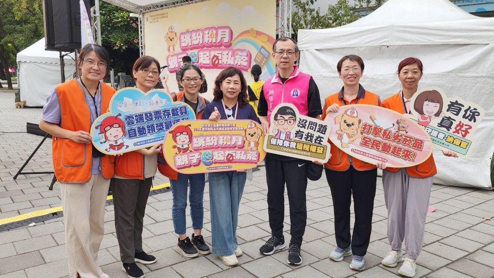 ▲財政部北區國稅局板橋分局陳靜文分局長(中)宣導租稅活動。