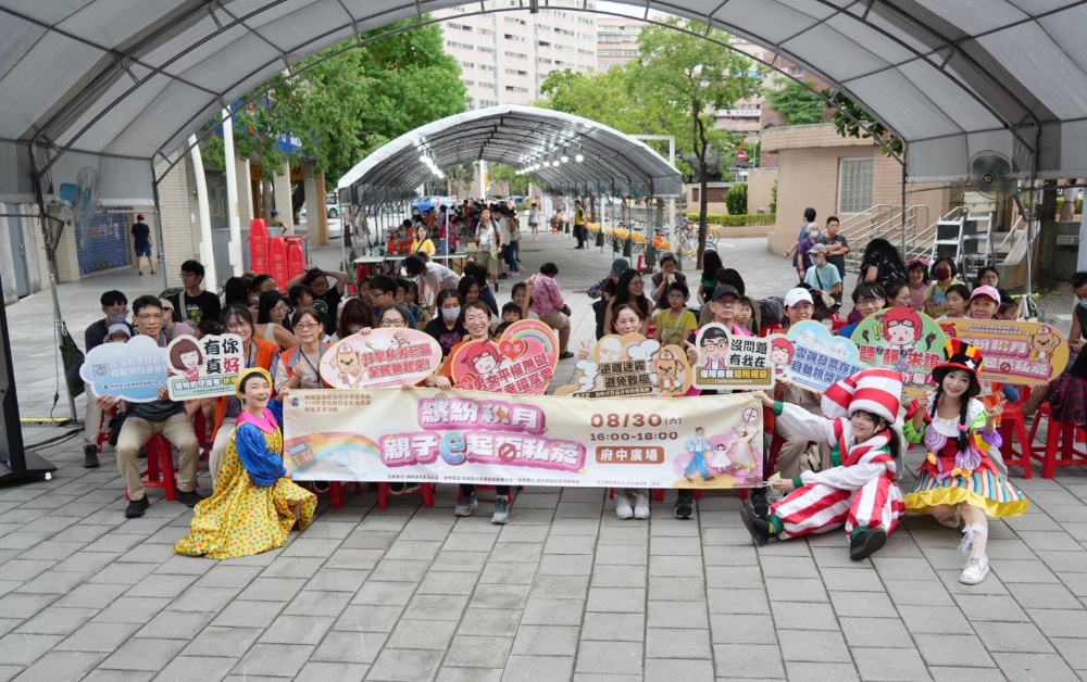 ▲「繽紛稅月 親子e起拒私菸」租稅宣導活動，民眾熱情參與。