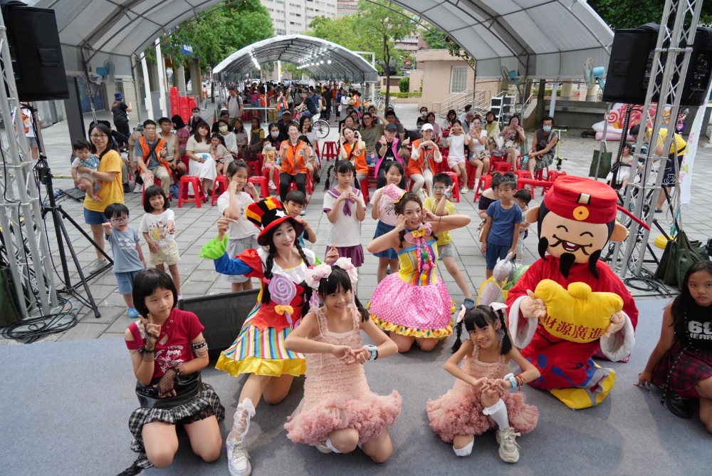 ▲精彩魔術秀宣導菸稅知識，活動現場氣氛熱絡。