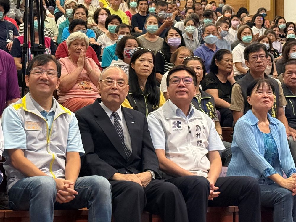 《圖說》佛教慈濟基金會今日在板橋慈濟園區舉辦「2025七月吉祥祈福會活動」，新北市劉和然副市長代表出席，左一民政局長林耀長。〈民政局提供〉