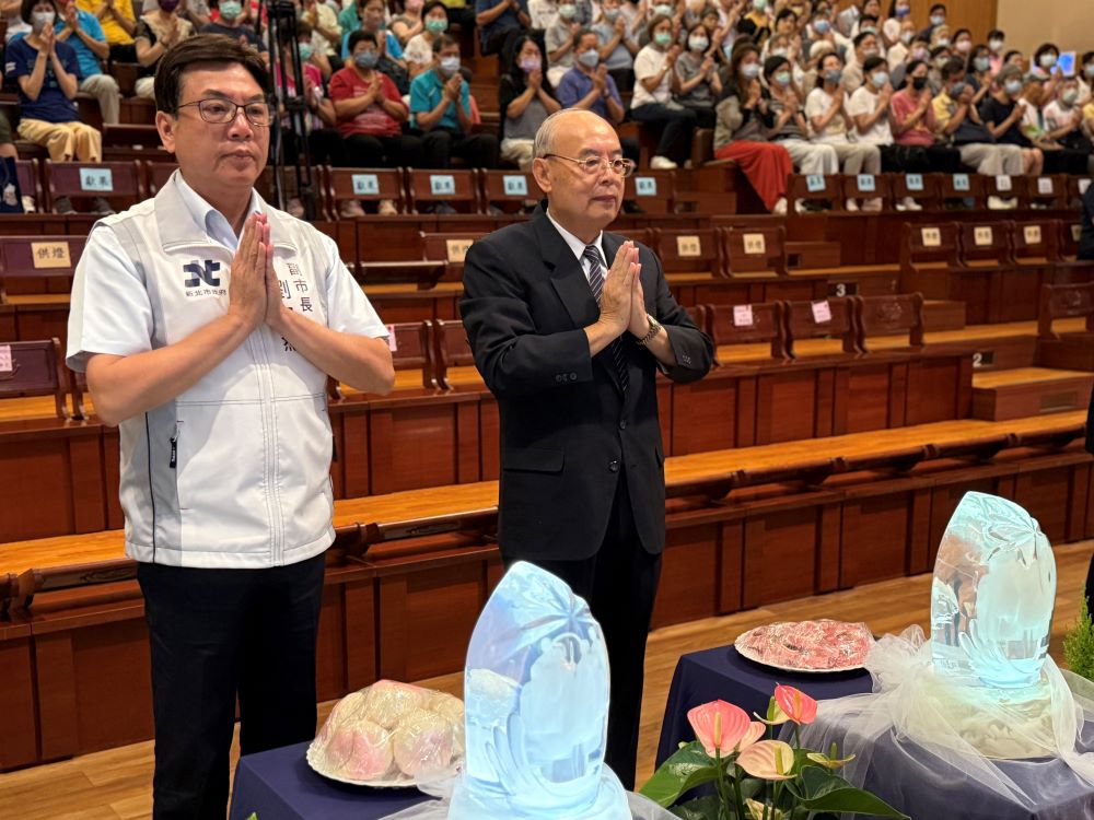 《圖說》劉和然於活動中進行齋食獻供，為市民祈福，以求社會平安祥和。〈民政局提供〉