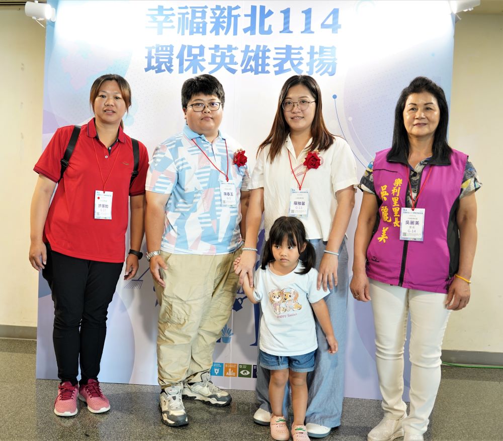 《圖說》環保青年組3位獲獎者合影，左起；許蕙如、陳春玉及羅雅馨。〈環保局提供〉