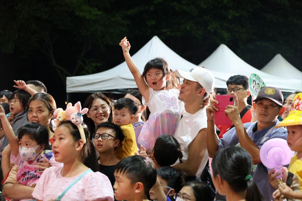 《圖說》小朋友開心與momo互動。〈永和區公所提供〉