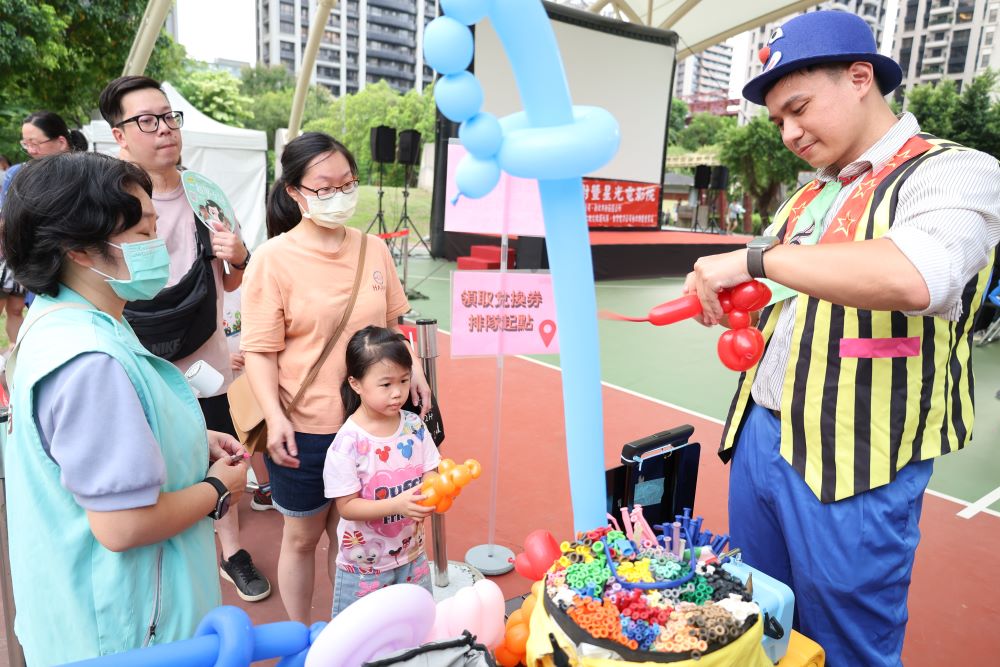 《圖說》氣球達人折氣球給小朋友。〈永和區公所提供〉