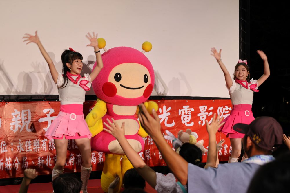 《圖說》momo與姐姐帶動跳。〈永和區公所提供〉