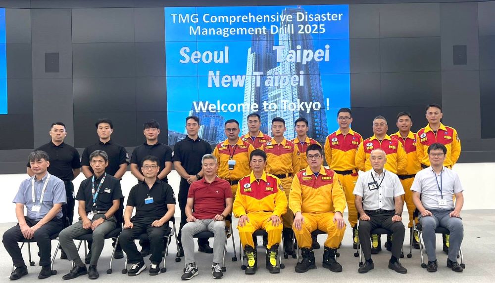 《圖說》2025東京都綜合防災演練參與城市代表團體照（含東京、首爾、台北市及新北市）前排左4為東京都危機管理監原田智總、右4為新北消防局副局長蔡武忠。〈消防局提供〉
