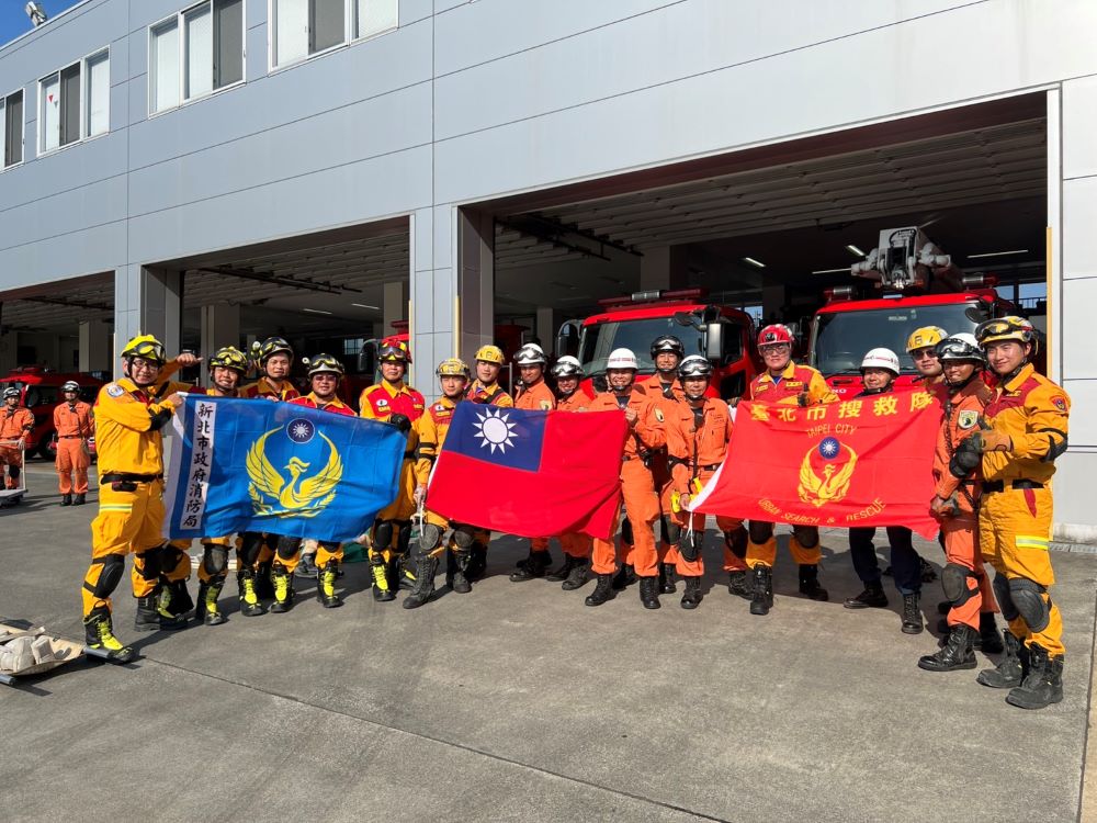 《圖說》2025日本東京都綜合防災演練國際搜救隊參與隊伍合影。〈消防局提供〉