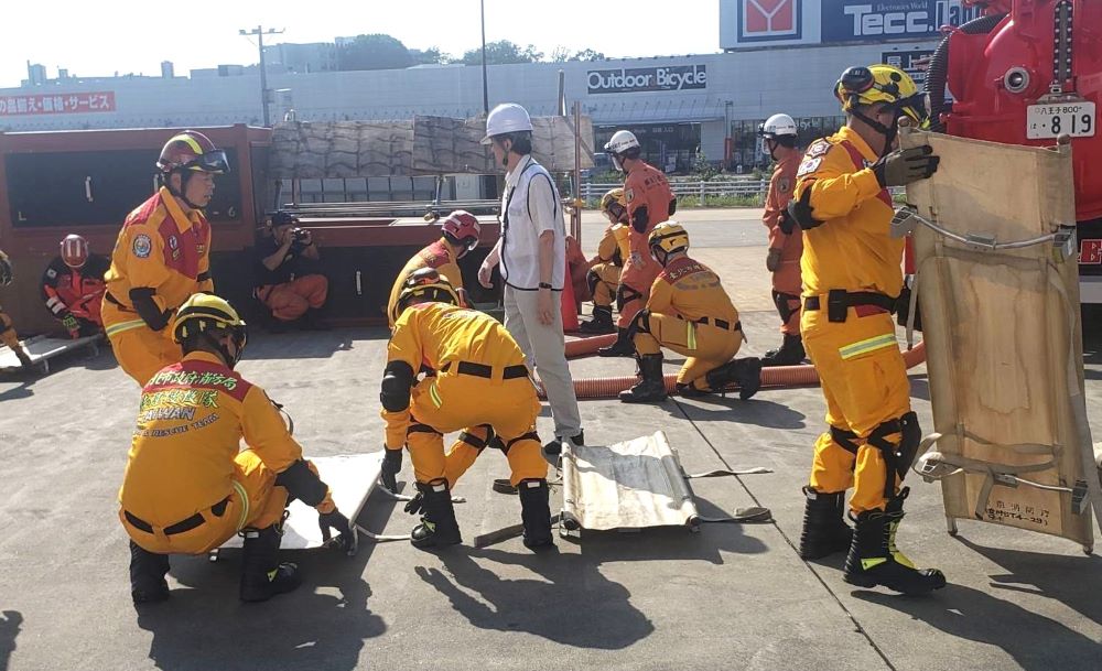 《圖說》新北代表團參訪東京消防廳第九消防方面本部消防救助機動部隊震災救援設施與技術交流。〈消防局提供〉